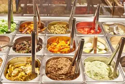 371-biocoop-courondelle-bio-salade-service-bar-arriere.webp